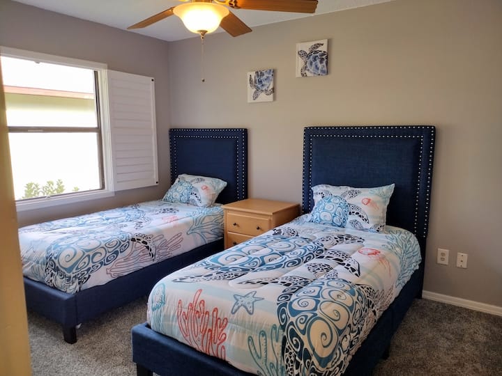 Dhoma e tretë e gjumit përfshin dy krevate dopio me tavolinë anësore dhe ventilator.  