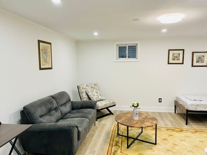 Cozy Basement Suite Near Hwy 400 - Vaughan