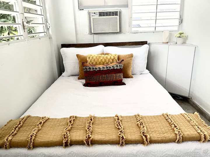 Секоја спална соба има брачен кревет (широк 150-179 см), клима уред, станица за полнење, удобни наметки и влечки. Оваа спална соба има приватен пристап до задниот балкон и се наоѓа веднаш до втората бања со тоалет. Веднаш пред прозорецот добивате одличен поглед на нашето дрво од манго!