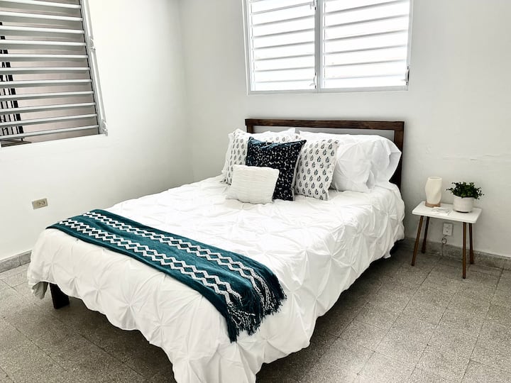 Секоја спална соба има брачен кревет (широк 150-179 см), клима уред, станица за полнење, удобни наметки и влечки. Оваа спална соба има голем плакар со полици и се наоѓа веднаш до бањата.