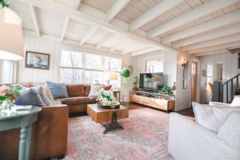 Seaside HOT TUB Oasis - Only STEPS to the BEACH!