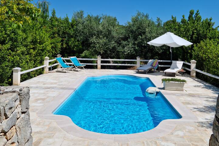 Trullo Licia with private pool and garden
