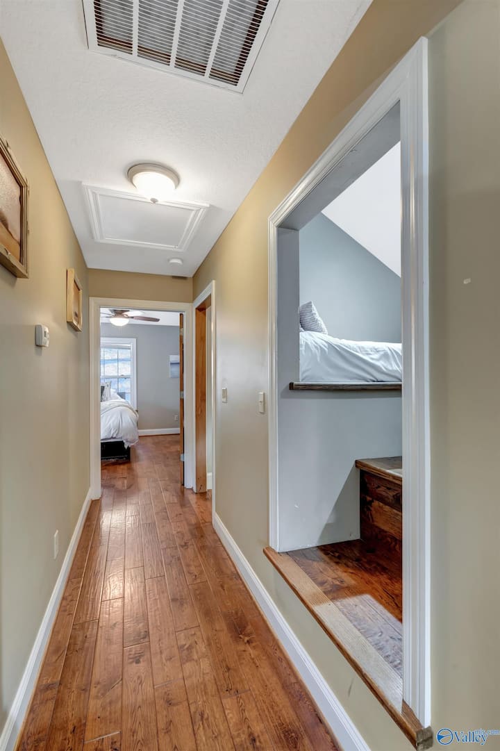 loft with 2 twin beds  for childrent