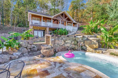 Lakefront w/pool & boat house