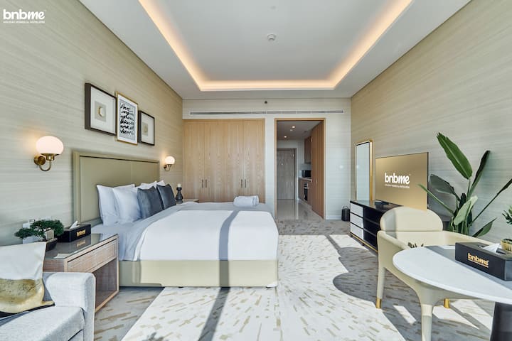 -在我们时尚的单间公寓中，我们的超大加大双人床将为您带来极致的舒适和奢华！ 
-可使用智能电视、面向大窗户的餐桌（可欣赏美景）、休闲沙发和充足的存储空间。 