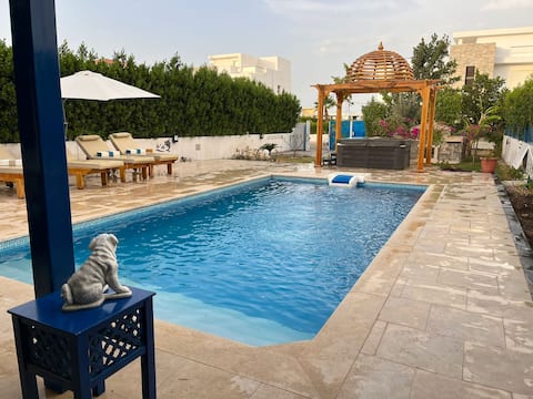 Villa with heated pool &jacuzzi