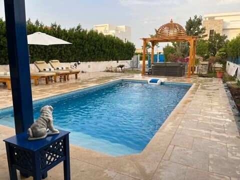 Villa with heated pool &jacuzzi
