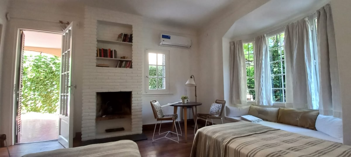 Chumba cha PB chenye ufikiaji wa matunzio. Inaweza kuwekwa pamoja na vitanda viwili vya mtu mmoja au kimoja.