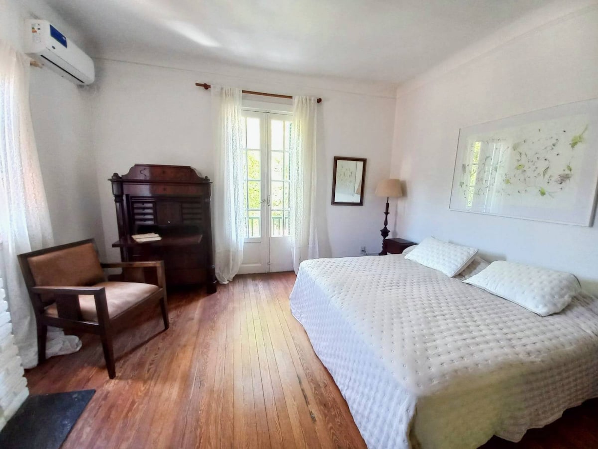 Chumba cha ghorofa kilicho na njia ya kutoka kwenda roshani. Inaweza kuwekwa pamoja na vitanda viwili vya mtu mmoja au kimoja.