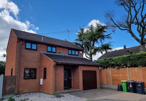 4 bedrooms, 3 double beds, 1 single bed, 3 toilets