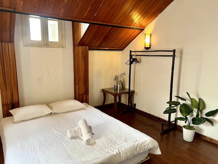 أكبر غرفة نوم (سرير واحد بحجم كبير وكرسي باباسان وطاولة وأثاث آخر. لا يوجد تلفزيون وثلاجة في هذه الغرفة). الحمام في الداخل
وشرفة كبيرة مع أريكة وكراسي بذراعين وإطلالة على السطح.