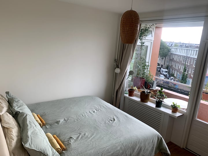 חדר השינה המואר, המעוצב בסגנון הדני, מציע מפלט שליו למנוחה ולהתחדשות. החדר מאמץ פשטות, וכולל קווים נקיים, גוונים עמומים וריהוט שנבחר בקפידה, שמקדמים רוגע ושלווה