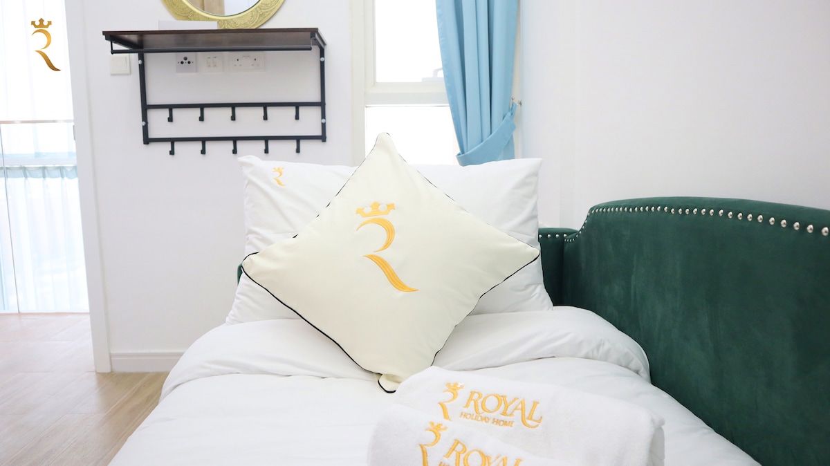 Relájate y desconecta en nuestro lujoso sofá cama, la única cama que necesitas en nuestra habitación bellamente diseñada.