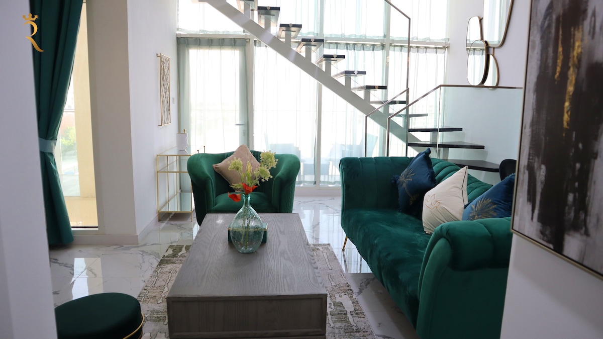 Relájate en nuestra elegante sala de estar, donde cada detalle habla elegancia.