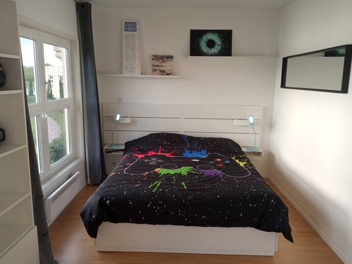 spálňa 17 m ² 
veľmi pohodlná manželská posteľ
dve okná s priamym výhľadom na jazero 
krásny vyhradený kancelársky priestor: rýchle a spoľahlivé Wi-Fi 7, ergonomické sedadlo, zásoby,
osvetlenie, univerzálna nabíjačka
úložný priestor