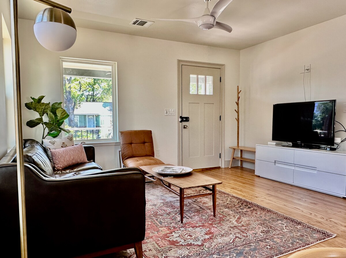 Top performing Airbnb: Cozy cottage in North Loop for the whole family in North Loop
