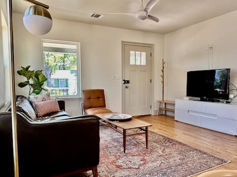 Top performing Airbnb: Cozy cottage in North Loop for the whole family in North Loop