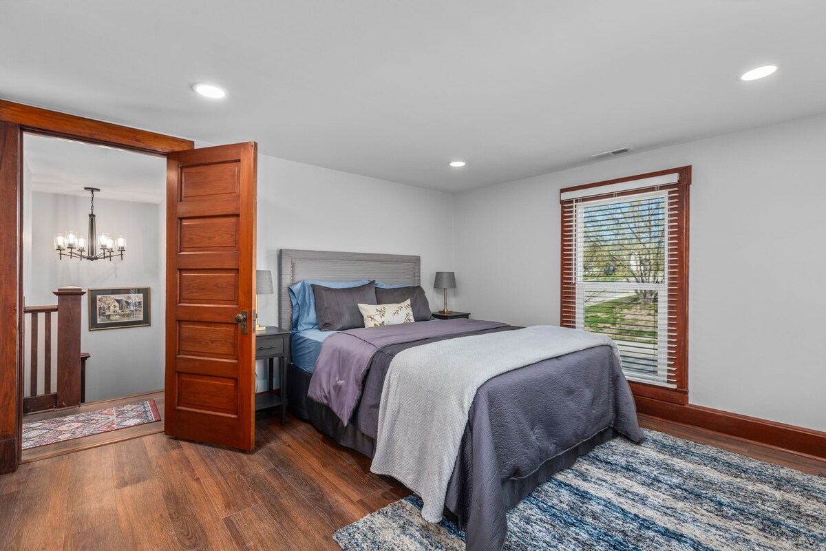 Dormitorio principal con cama tamaño queen y baño privado