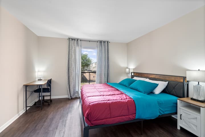 חדר שינה ראשי: כולל מיטת קינג סייז מפוארת, שולחן וכיסא ייעודיים, ארון מרווח, חדר רחצה צמוד (עם מכונת כביסה/מייבש כביסה) ווילונות האפלה לשינה ללא הפרעה.