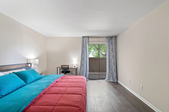 חדר שינה שני: מצויד במיטת קינג סייז נוחה, שולחן וכיסא, חדר ארונות, חדר רחצה צמוד ווילונות האפלה המבטיחים מנוחה שלווה.