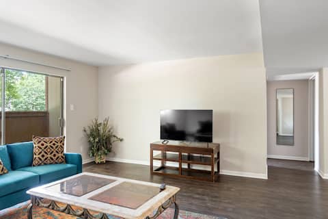 Popular Airbnb listing: 2Bed/2Bath MedCtr & NRG Apt! W/D and Parking! in South Main