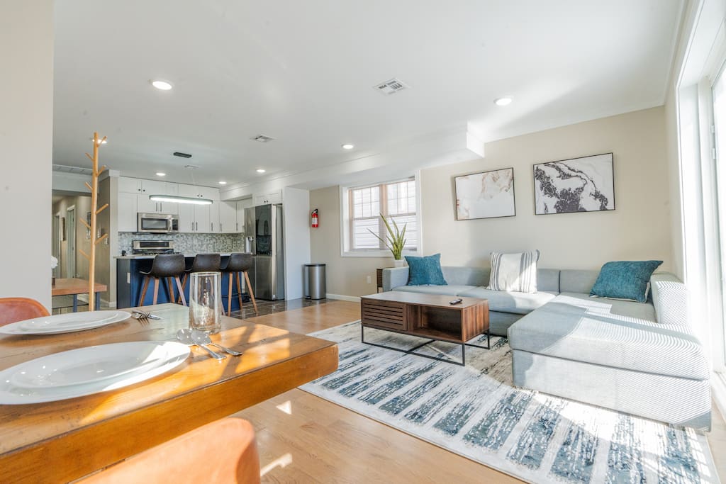 LUXE | 3 BR Modern Apt ~15 mins to NYC