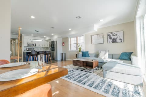 LUXE Modern 3BR 2BA +Parking—15min to NYC•King Bed
