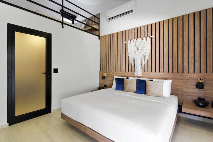 Segundo dormitorio | Experimenta el pináculo del lujo en nuestro segundo dormitorio, con una cama tamaño king y una zona loft con una cama doble