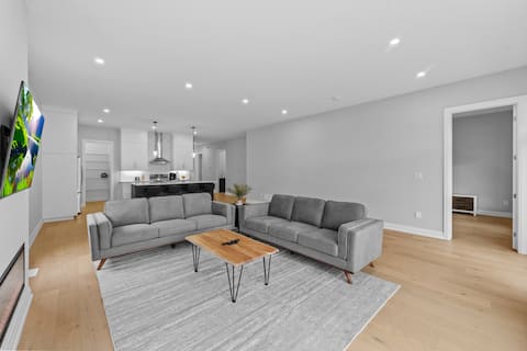Top performing Airbnb: Modern 3-Bedroom Home, 10 mins to Falls & Golf in Niagara Falls