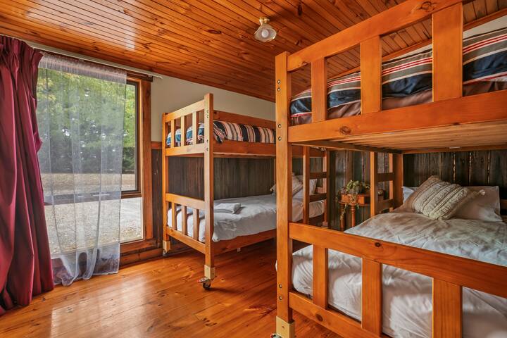 StayAU Tranquil Amidst Cabin 4BRM Pool Spacious gallery image 2