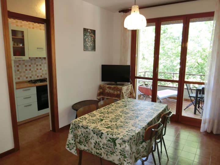 Дневна соба со кауч на спуштање, телевизор и Wi-Fi интернет, клима уред и пристап до голема и панорамска тераса која може да се користи за убави вечери во друштво, вдишувајќи го мирисниот воздух на боровата шума