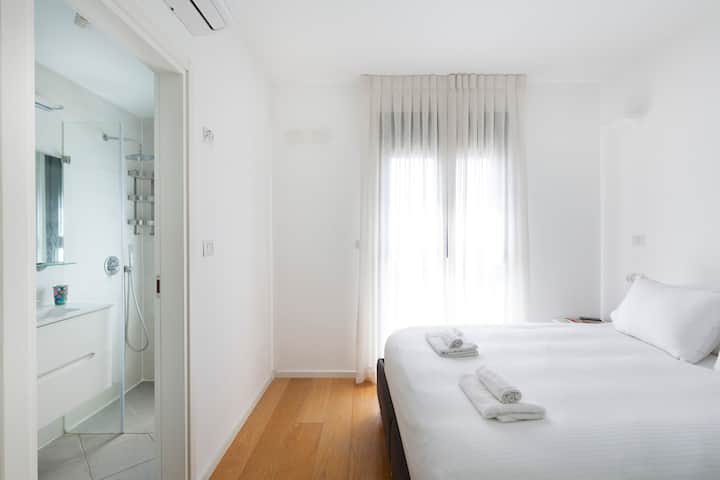 חדר שינה ראשי נוח עם חדר רחצה פרטי ומקלחת. 