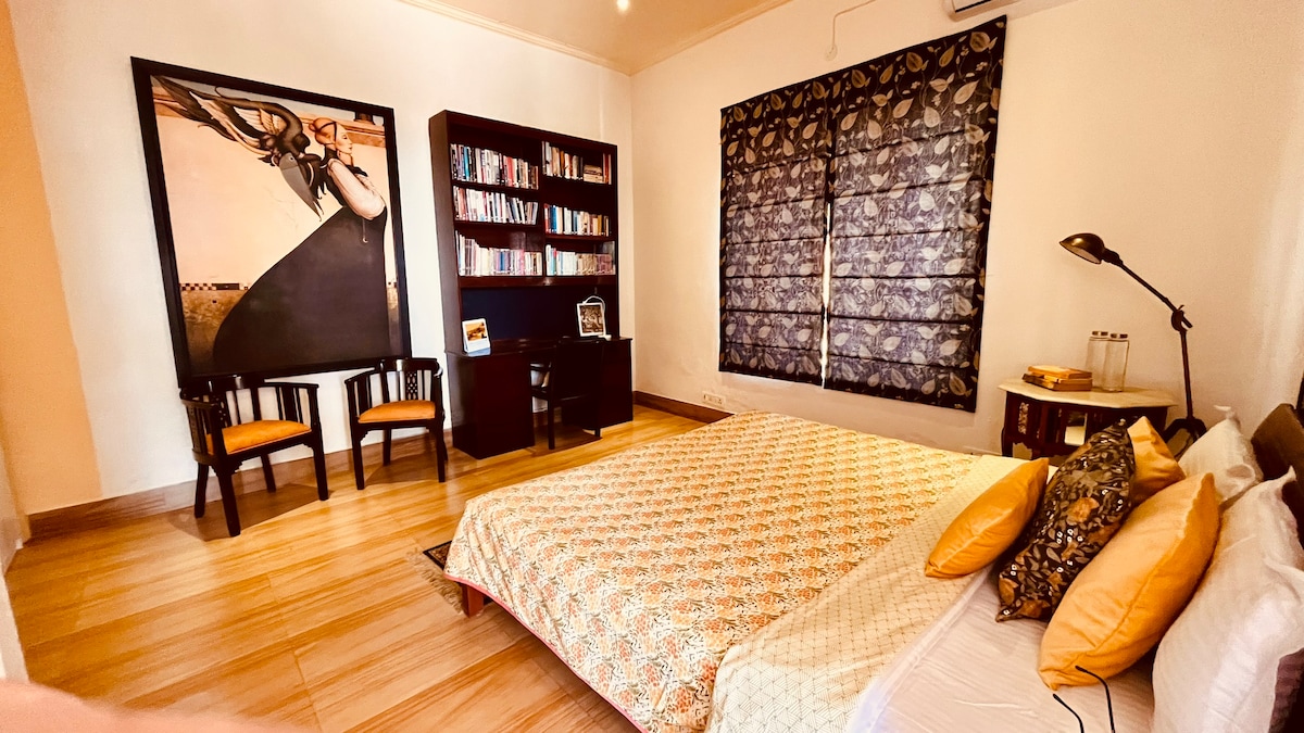 Yellow Mellow มีเตียงขนาดคิงไซส์เวิร์คสเตชั่นขนาดใหญ่ (พร้อมจุดเสียบปลั๊กที่มีประโยชน์และไฟอ่านหนังสือ) และตู้เสื้อผ้าที่เรียบร้อยสำหรับเสื้อผ้าของคุณ นอกจากนี้ยังมีคอลเลกชันหนังสือที่น่าสนใจสำหรับผู้ใหญ่และเด็ก