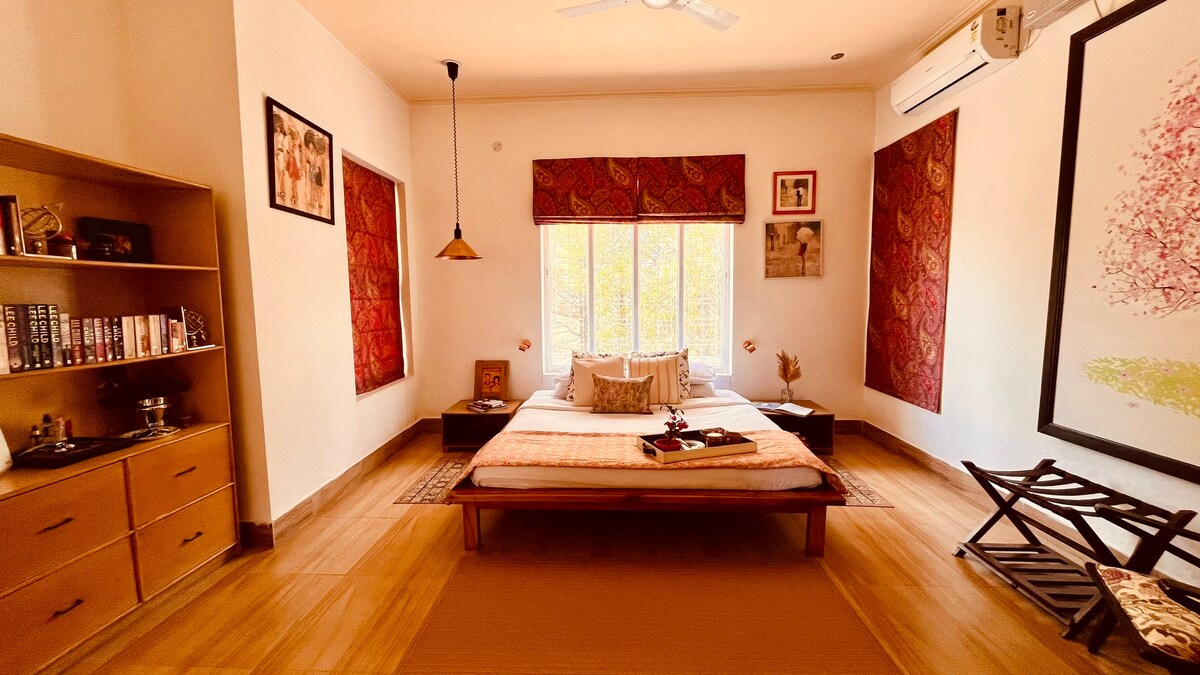 Spring Blossom ซึ่งเป็นห้องนอนที่ใหญ่กว่าที่ชั้นล่างมีเตียงชานชาลาขนาดใหญ่พร้อมไฟอ่านหนังสือทั้งสองด้านโต๊ะข้างเตียงเก้าอี้นวมที่อบอุ่นและลิ้นชักขนาดใหญ่ 2 ลิ้นชักสำหรับเก็บของของคุณ