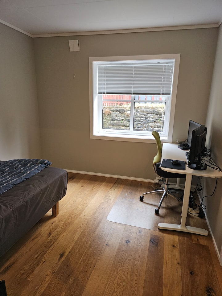 ベッドルーム2には120 cm * 200 cmのベッドがあります。 この寝室には、レノボのPCに素早く接続できるオフィスもあります。