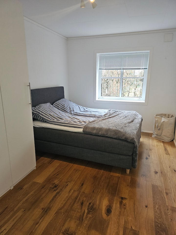 マスターベッドルームには、2024年1月に購入された160 cm * 200 cmのダブルベッドがあります。
