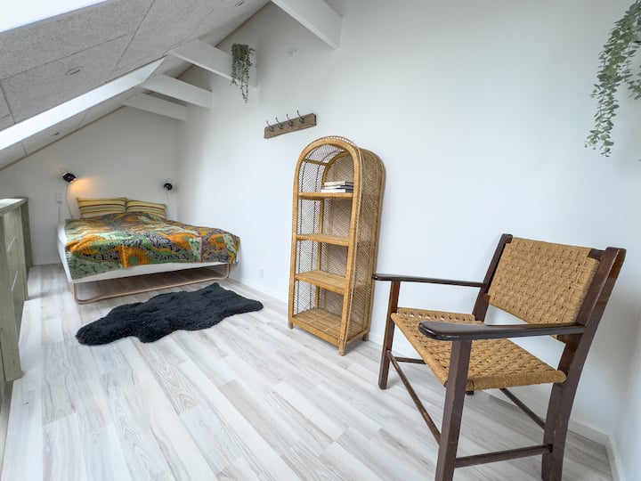 Საძილე სახლები დახრილი კიბით, 140 სმ საწოლი 2 ადამიანისთვის განკუთვნილი ადგილით. უშაქრო ფარდები.
Იმავე ოთახში, სადაც ტელევიზორის ოთახია.