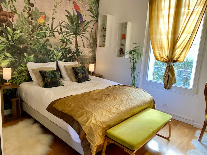 Izba s výhľadom do záhrady a šatňou.