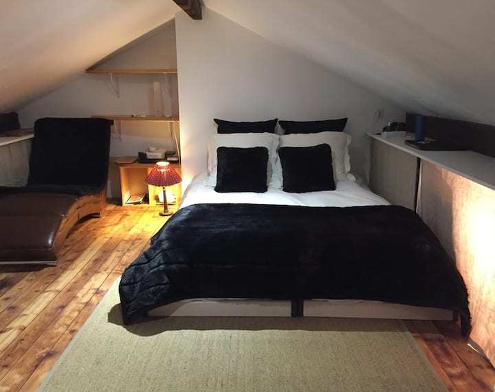 Dvojpodlažná izba s kuchynským kútom a klimatizáciou.