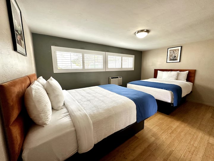 Ashland Motel, Two Queen  Suite - Ashland, OR