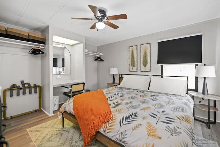 Detta rum har en lyxig dubbelsäng som garanterar vilsamma nätter. Rummet är också komplett med en vanlig garderob, två nattduksbord, en byrå för dina personliga tillhörigheter, en smart-TV och en fåfänga med en stol för personlig grooming!