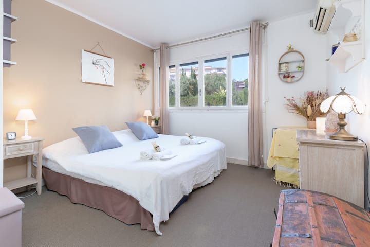 חדר גדול ומואר עם 180 מיטות 