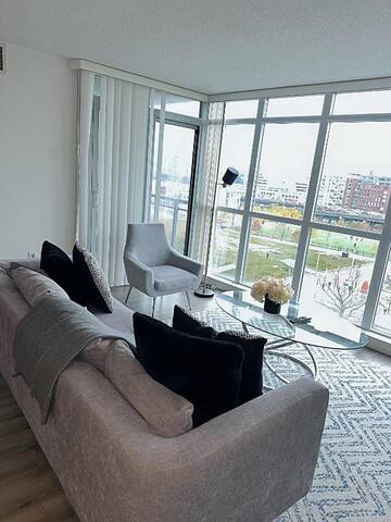 Modern 2BD + 2 Bath by CN Tower. gallery image 3
