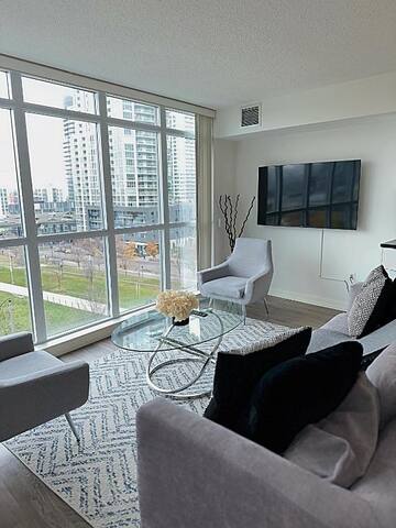 Modern 2BD + 2 Bath by CN Tower. gallery image 2