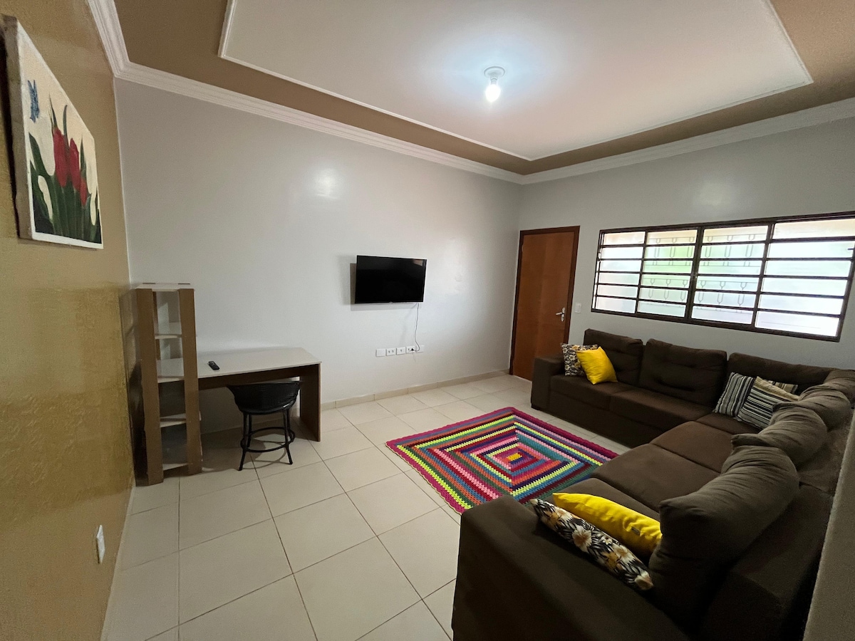 Ოთახი სავსეა დივნით 6 ადგილით, კომპიუტერის სამუშაო მაგიდით სკამით, სმარტ-ტელევიზორით ინტერნეტით და Netflix-ით. Ფართო და მყუდრო სივრცე