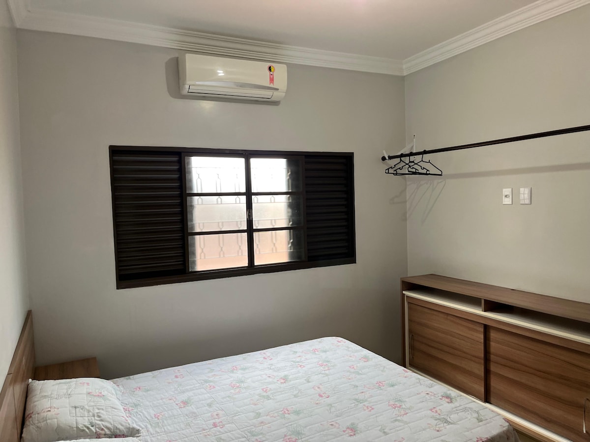 Საძინებელი სააბაზანოთი, ორადგილიანი საწოლით, ტანსაცმლისა და ჩემოდნების კარადათი და საკიდებით.
Მთლიანი სახლის როზეტები შეცვლილია და ახალია, სრული ექსპლუატაციაში.