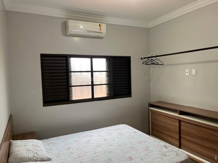 Spálňa s kúpeľňou, manželskou posteľou Queen, šatníkom na oblečenie a kufre a vešiakmi.
Zásuvky celého domu boli vymenené a sú nové, v plnej prevádzke.