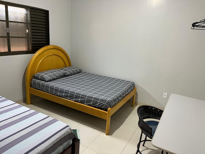 Má kancelársky stôl so stoličkou na používanie počítača alebo položenie kufrov. Má tiež vešiak s vešiakmi. Zásuvky celého domu boli vymenené a sú nové, v plnej prevádzke.