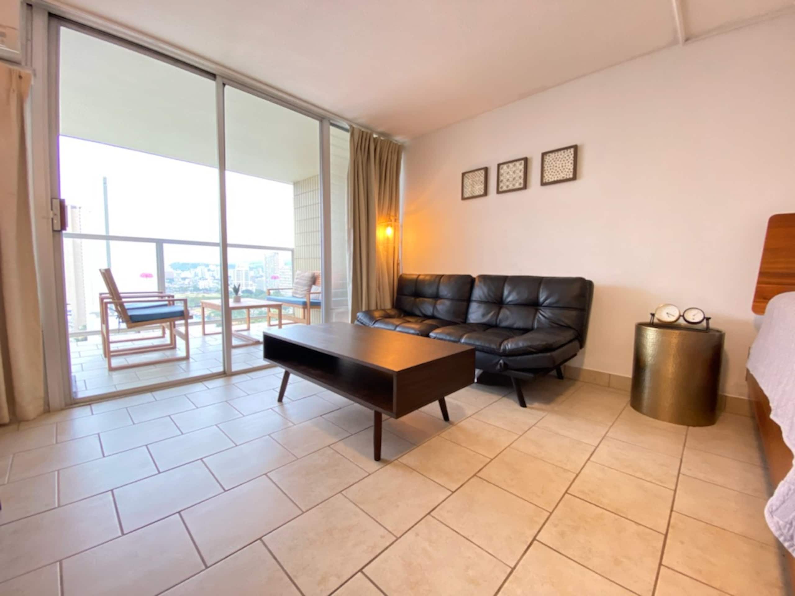 Bright Studio in Waikiki 25th FL - Image 1