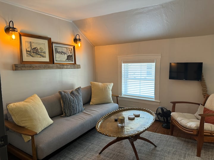 Cozy Apartment Near Arts District/lake/church St. - Burlington, VT